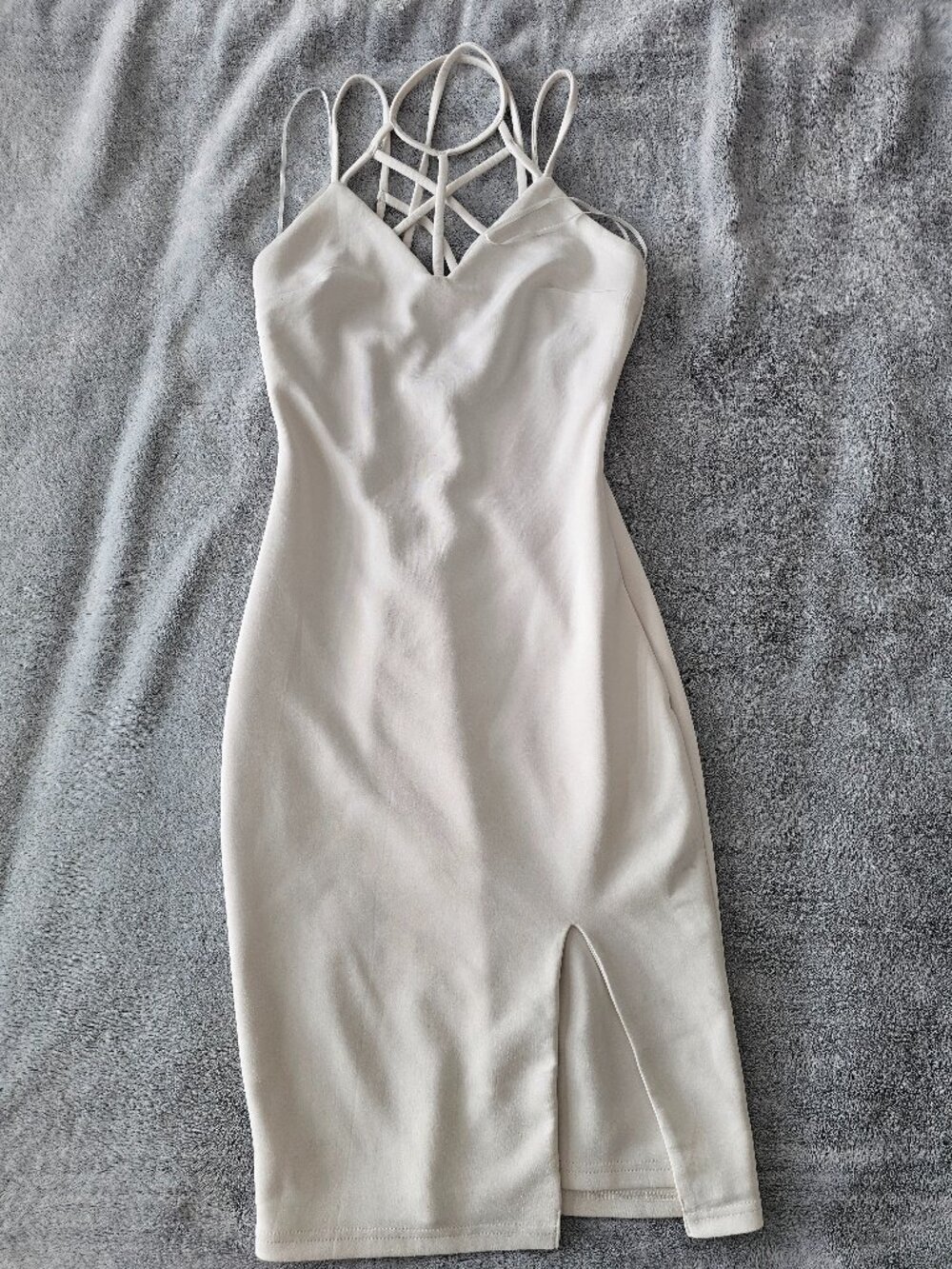 Robe mi-longue blanche avec sangles croisées